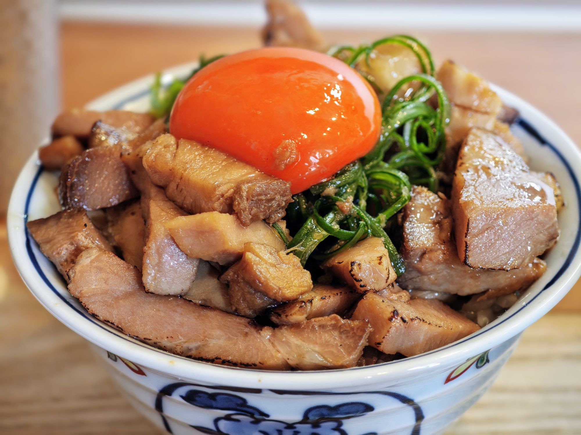 方南町の創作麺ひとすじの炙り肉玉丼