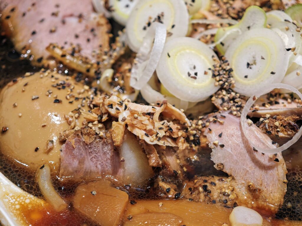 高田馬場の「札幌 六坊」の札幌ブラック味玉チャーシュー