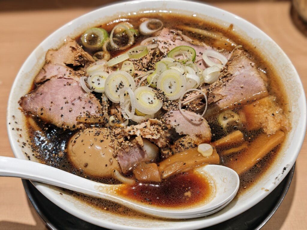 高田馬場の「札幌 六坊」の札幌ブラック味玉チャーシュー