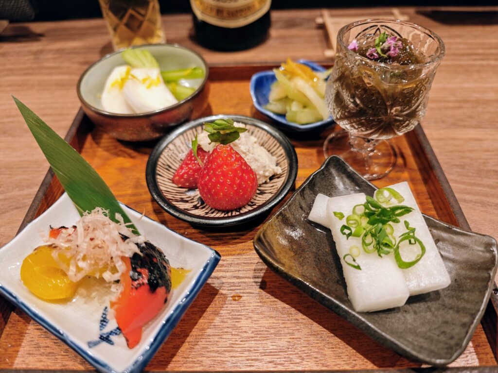 代々木上原「焼鳥 弥栄」の前菜盛り合わせ