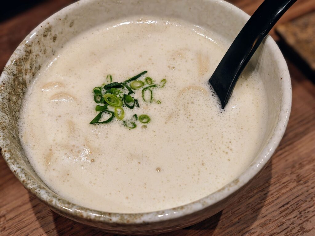 代々木上原「焼鳥 弥栄」の〆のラーメン