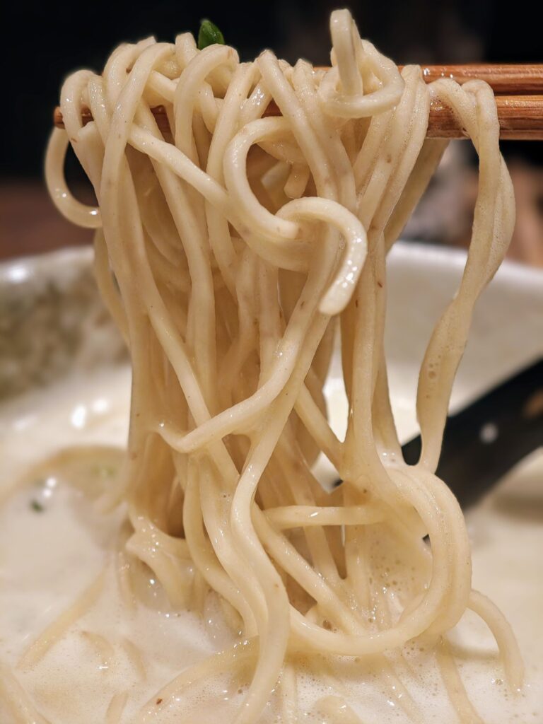 代々木上原「焼鳥 弥栄」の〆のラーメン