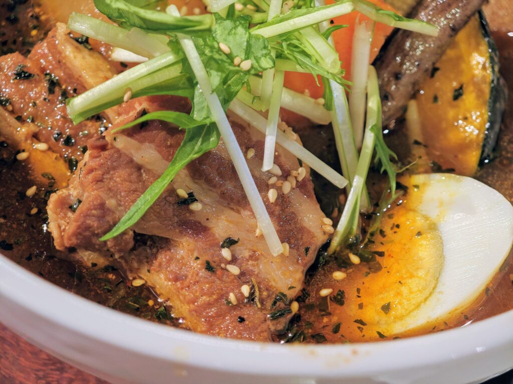 新宿「東京ドミニカ」の角煮スープカレー