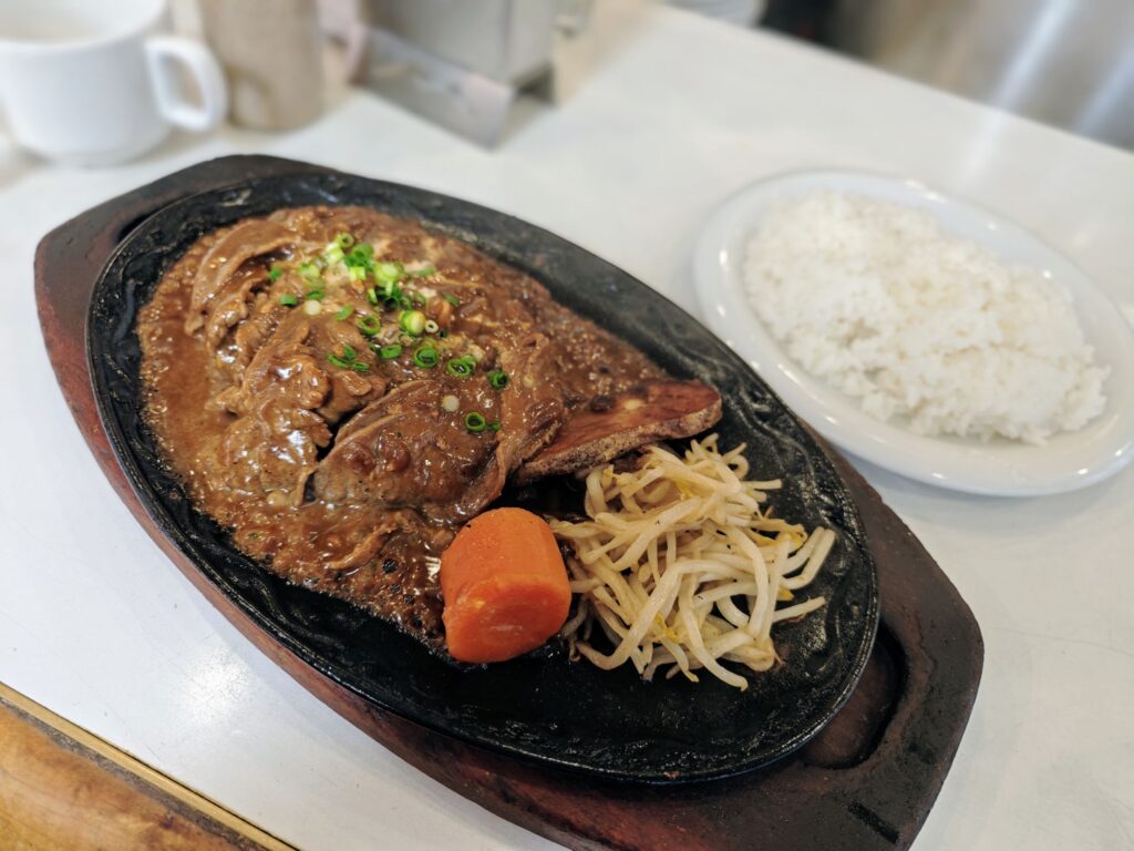 四谷「バンビ」の和牛ハンバーグ、黒毛和牛ビーフストロガノフ