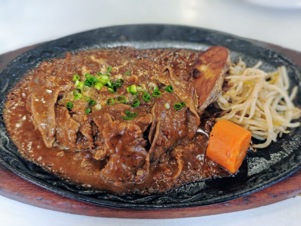 四谷「バンビ」の和牛ハンバーグ、黒毛和牛ビーフストロガノフ