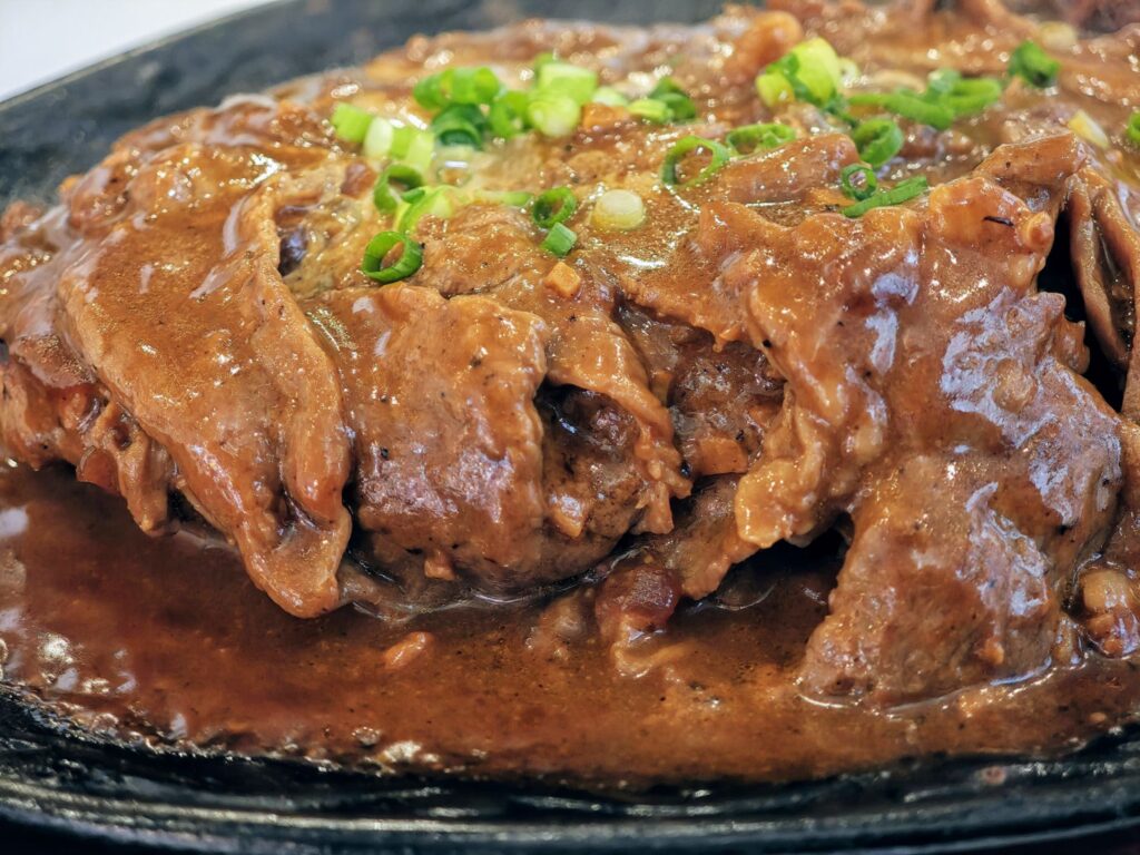 四谷「バンビ」の和牛ハンバーグ、黒毛和牛ビーフストロガノフ