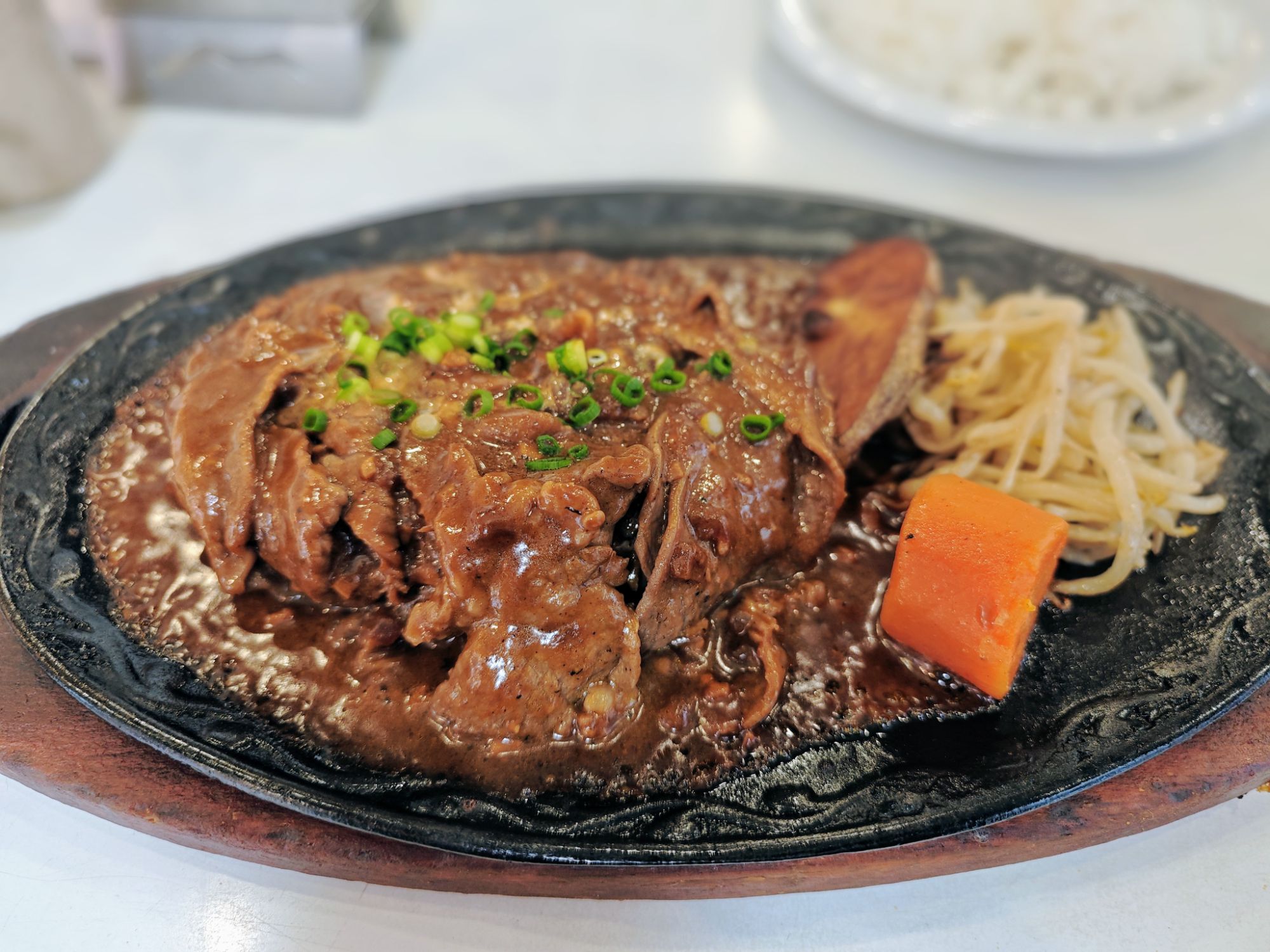 四谷「バンビ」の和牛ハンバーグ、黒毛和牛ビーフストロガノフ