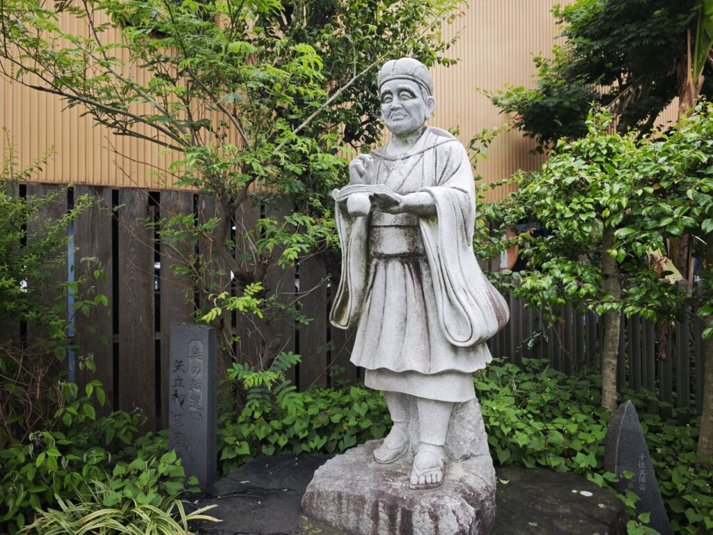 松尾芭蕉「奥の細道」の矢立初めの石像