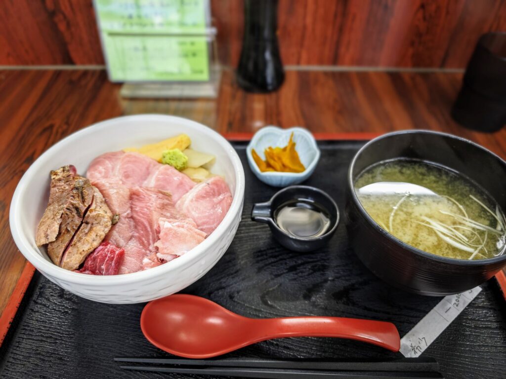 東京都中央卸売市場 足立市場場内「とくだ屋」のマグロの希少部位丼