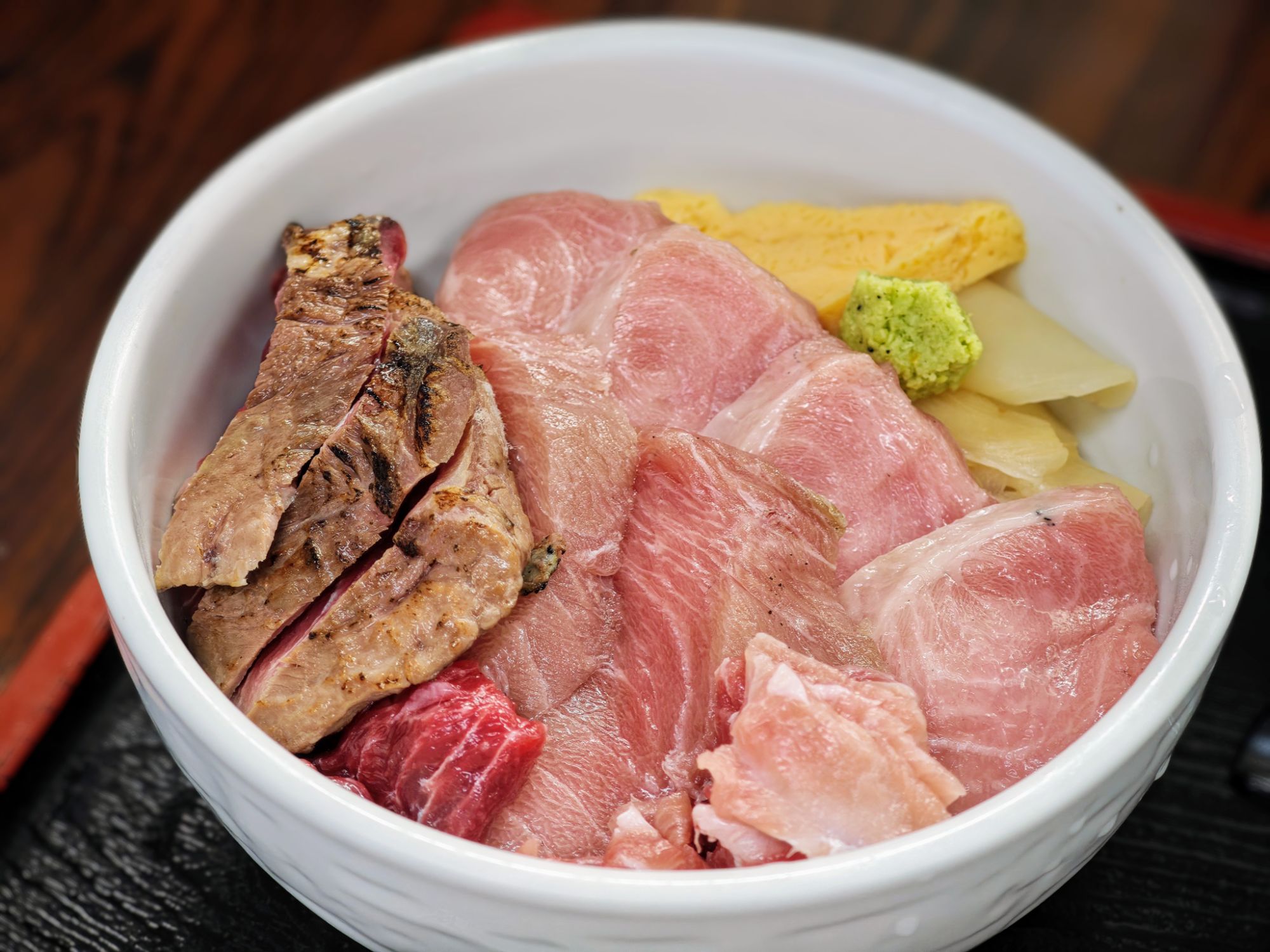 東京都中央卸売市場 足立市場場内「とくだ屋」のマグロの希少部位丼