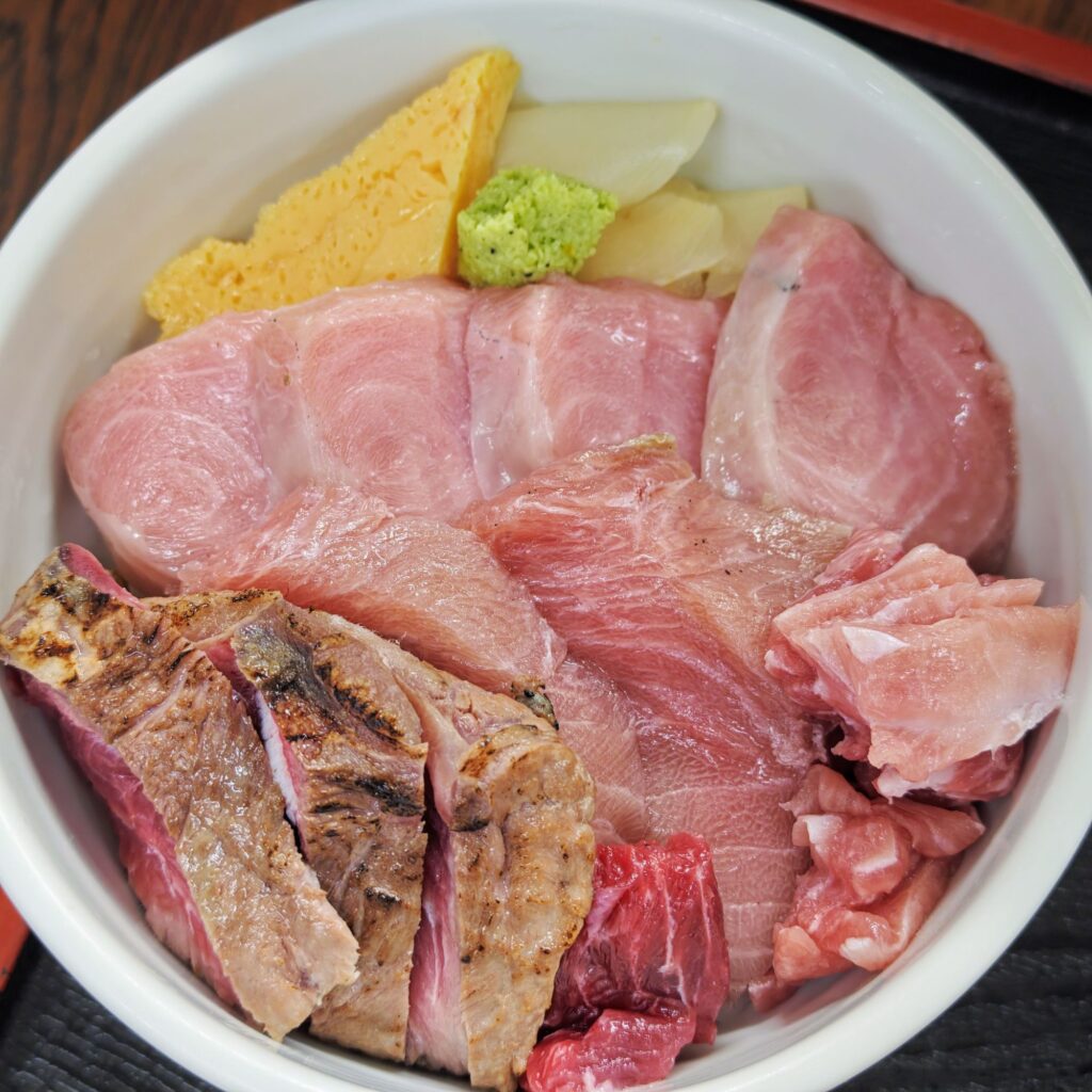 東京都中央卸売市場 足立市場場内「とくだ屋」のマグロの希少部位丼