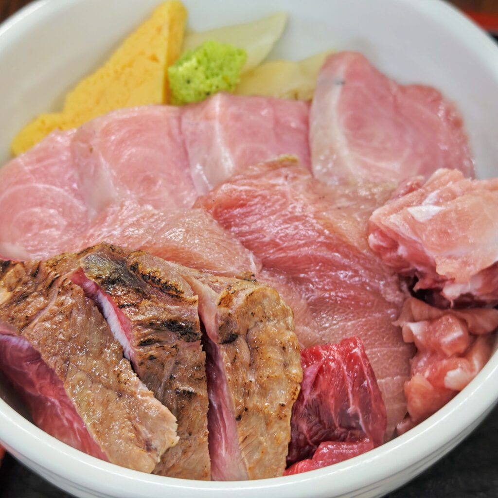 東京都中央卸売市場 足立市場場内「とくだ屋」のマグロの希少部位丼