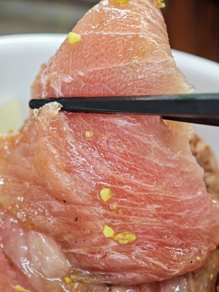 東京都中央卸売市場 足立市場場内「とくだ屋」のマグロの希少部位丼