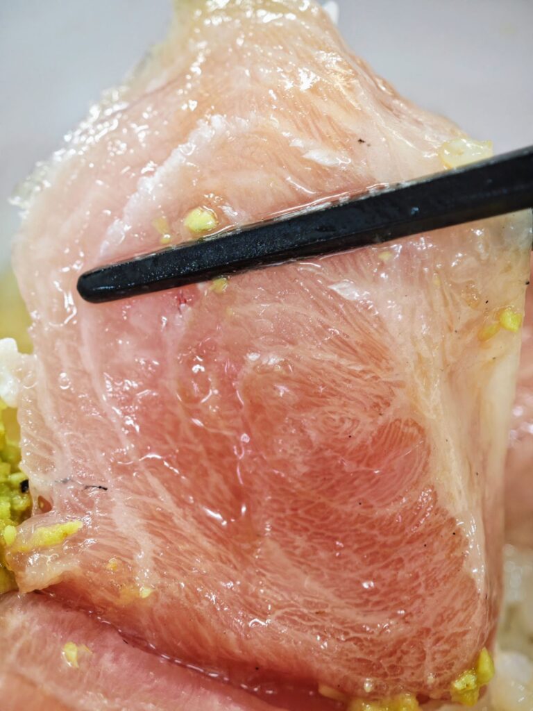 東京都中央卸売市場 足立市場場内「とくだ屋」のマグロの希少部位丼
