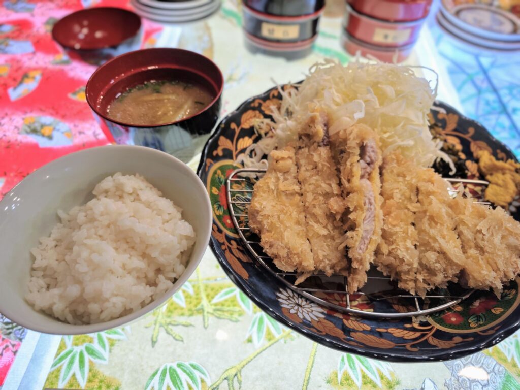 池袋「とんかつ・牛カツ 油屋」の上ロースカツ定食