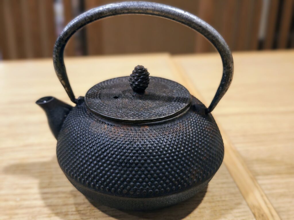 秋葉原「手打ち蕎麦切り 匠」の蕎麦湯入りの鉄瓶