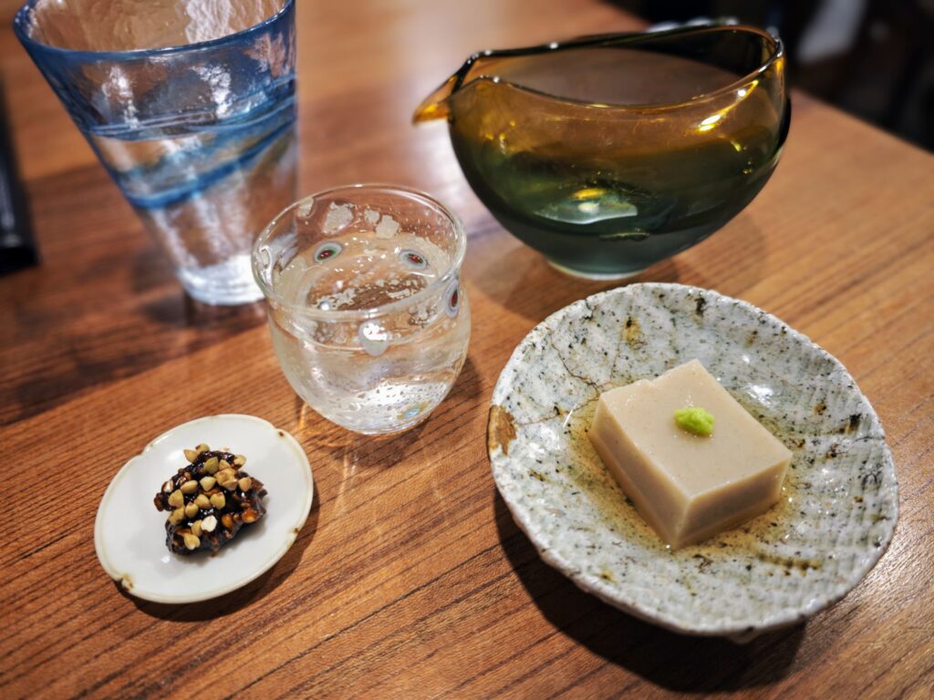 千歳烏山「東白庵かりべ」の日本酒とお通し
