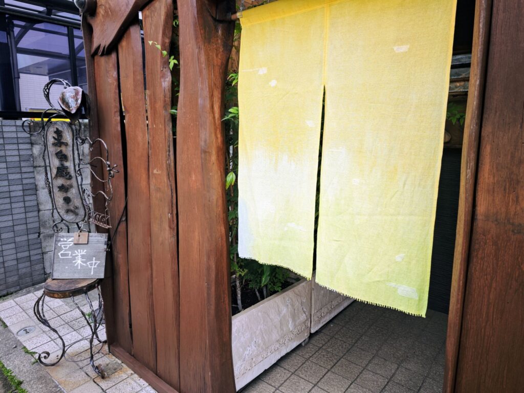 千歳烏山「東白庵かりべ」の外観