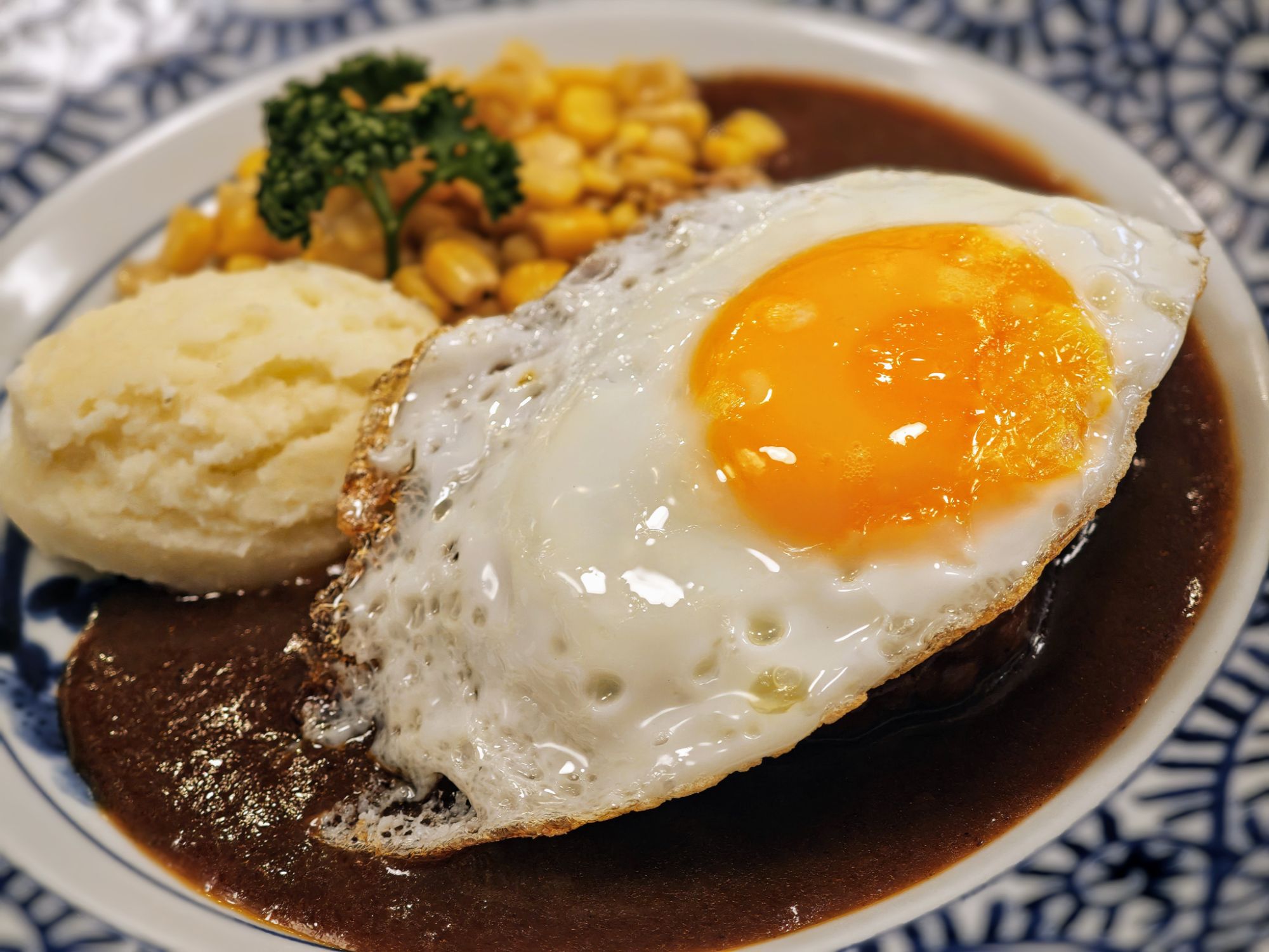小岩「洋食喫茶 小山」の目玉焼きハンバーグ定食