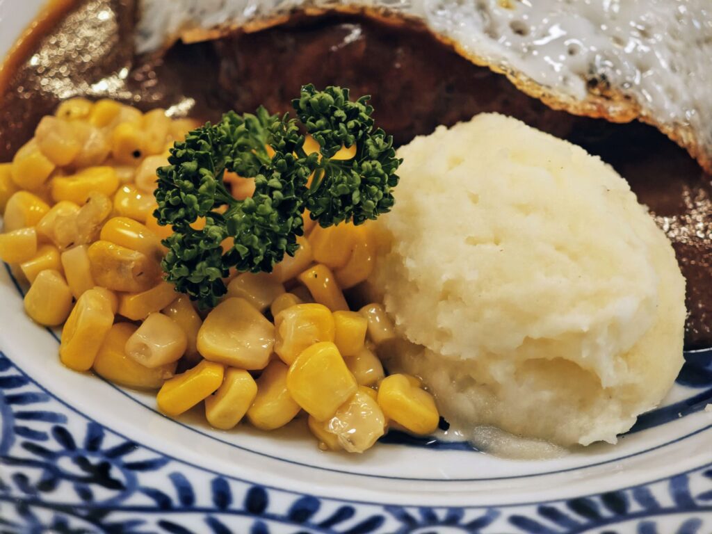 小岩「洋食喫茶 小山」の目玉焼きハンバーグ定食