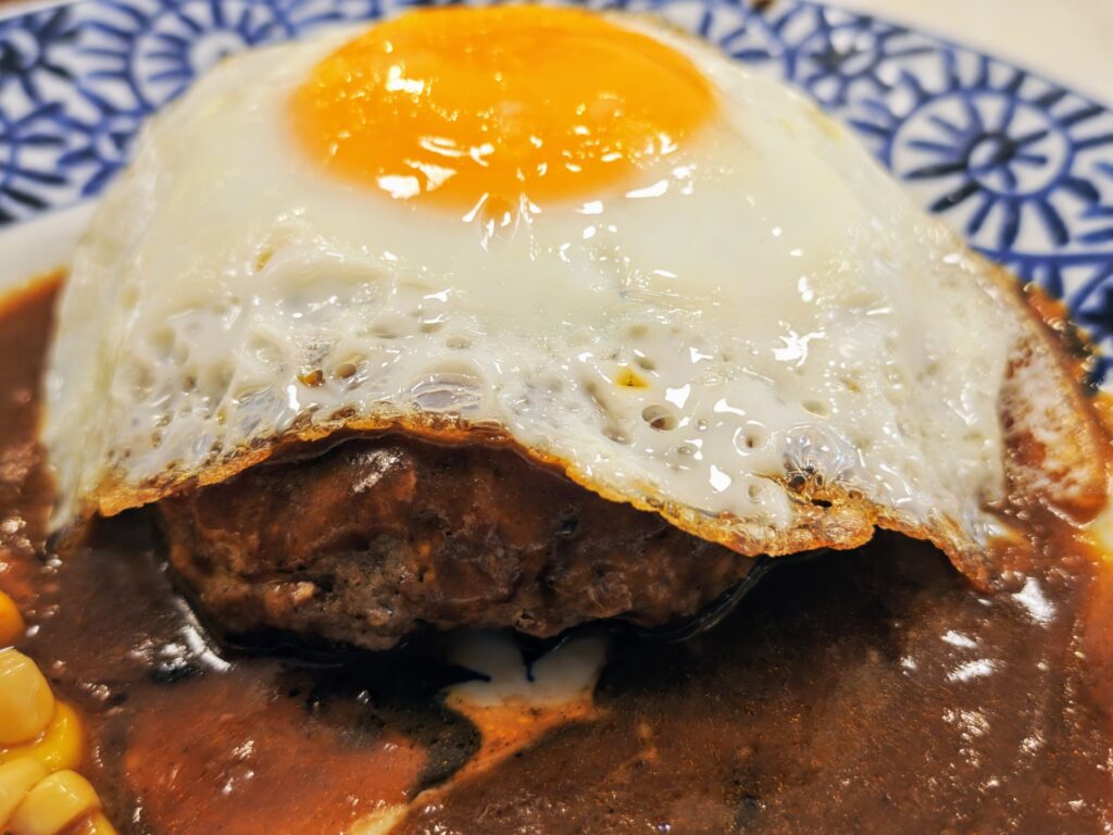 小岩「洋食喫茶 小山」の目玉焼きハンバーグ定食