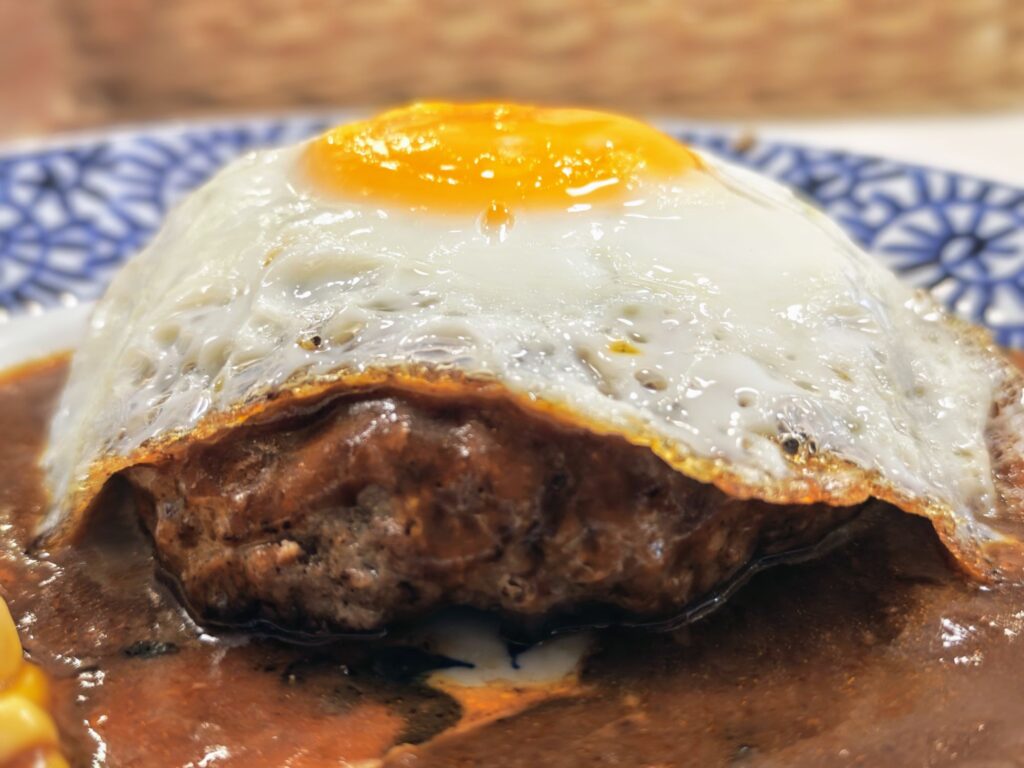 小岩「洋食喫茶 小山」の目玉焼きハンバーグ定食
