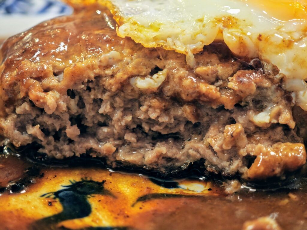 小岩「洋食喫茶 小山」の目玉焼きハンバーグ定食