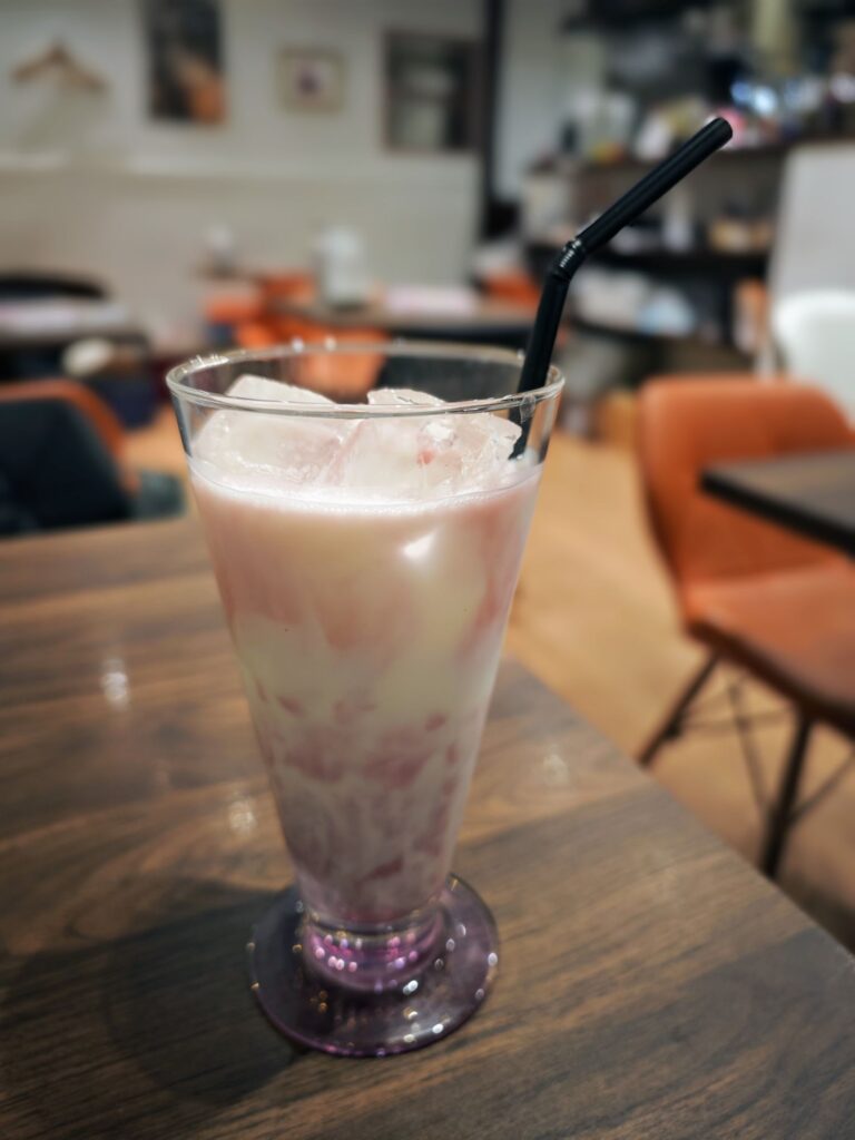 赤坂「胡粋」の美酢ラッシー(ザクロ)