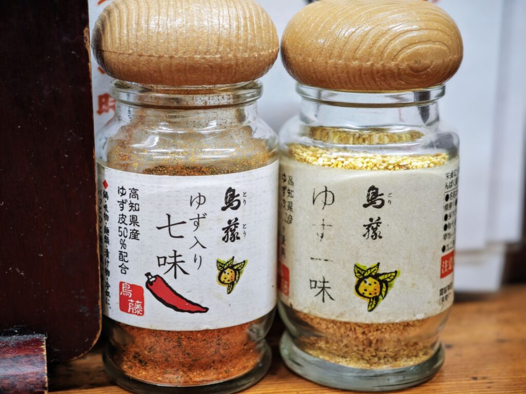 築地場外市場「鳥めし 鳥藤 分店」の卓上調味料